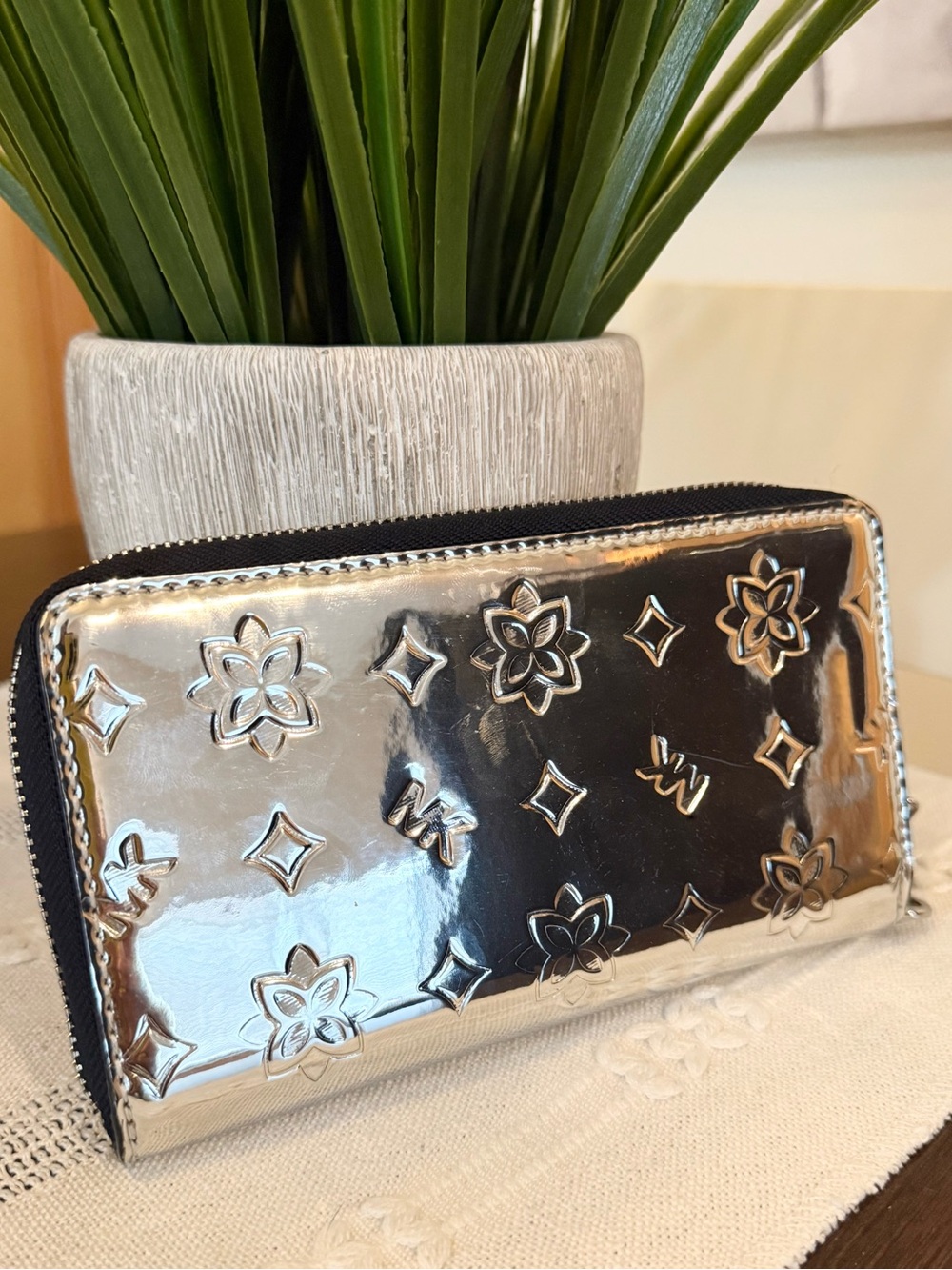 Michael Kors Silver Metallic Mirror Jet Set Travel Flat Multifunction Phone Case - Picture 2 of 4